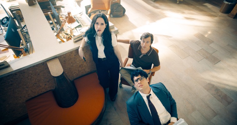 Rachel Brosnahan jako Lois Lane, Skyler Gisondo jako Jimmy i David Corenswet jako Clark Kent w „Superman."