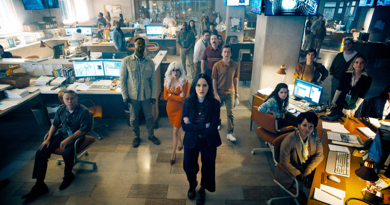 Christopher McDonald como Ron Toupe, Mikaela Hoover como Cat Grant, Rachel Brosnahan como Lois Lane, Beck Bennett como Steve Lombard e Skyler Gisondo como Jimmy Olsen em 