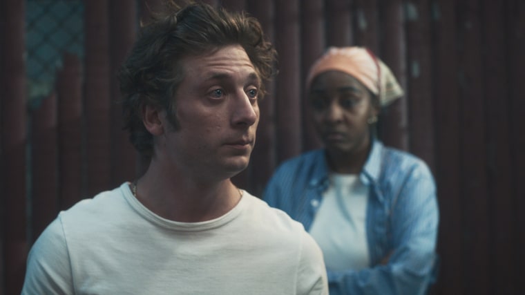 Jeremy Allen White jako Carmen „Carmy” Berzatto i Ayo Edebiri jako Sydney Adamu w sezonie 4 "Niedźwiedź."