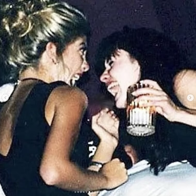 Tori ortografia compartilha uma série de fotos em homenagem ao aniversário da morte de Shannen Doherty.