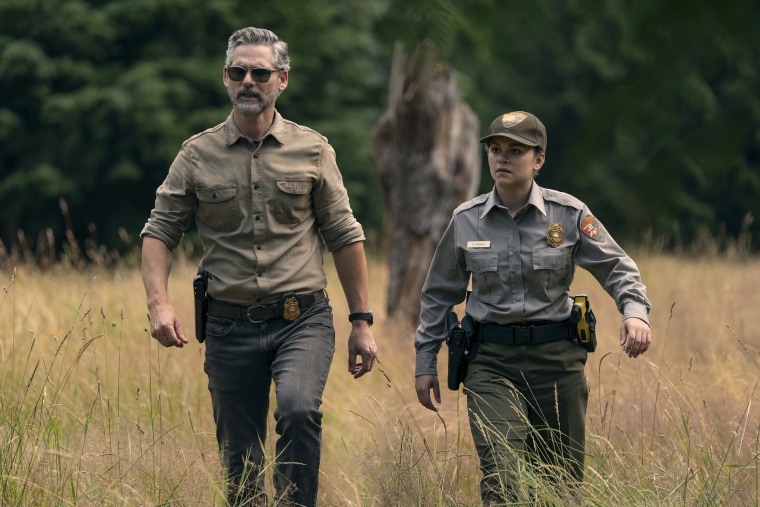 Lily Santiago como Naya Vásquez y Eric Bana como Kyle Turner en "Salvaje."