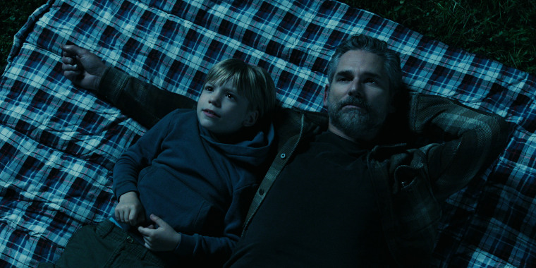 Ezra Wilson como Caleb Turner e Eric Bana como Kyle Turner em 