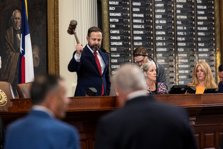 Democratic lawmakers in Texas leave the state in redistricting battle