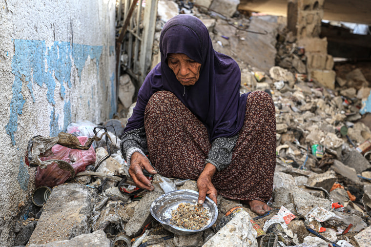 Palestinians facing starvation pick food scraps from waste