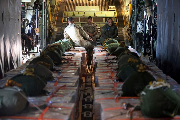 As forças armadas da Jordânia administram a assistência humanitária sobre Gaza