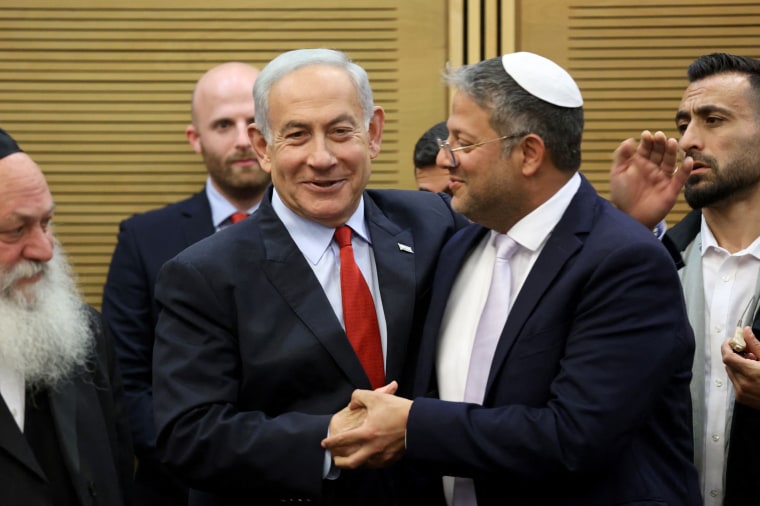 Benjamín Netanyahu e Itamar Ben-Gvir se dan la mano.