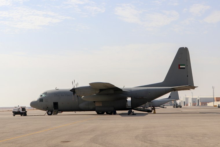 Um jato da Força Aérea dos Emirados Árabes Unidos estava sentado em uma base aérea da Jordânia nos arredores de Amã, onde nove aviões começaram a deixar nove aviões no sábado.