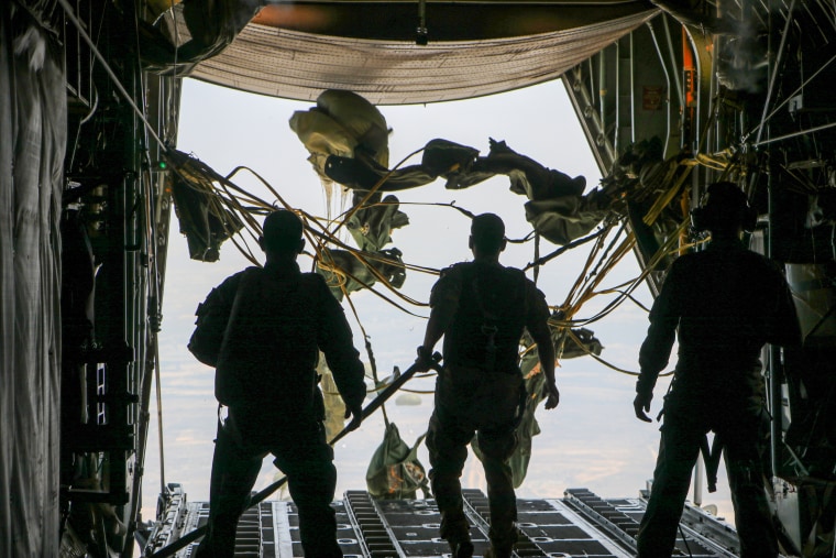 A ajuda é pára -quedas sobre Gaza de um avião militar no sábado, no meio de uma crise de fome em espiral no enclave.