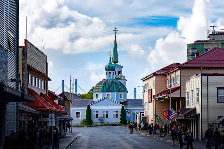 Sitka, Alaska, EE. UU. - 24 de septiembre de 2024: Catedral de San Miguel, un hito histórico nacional, ubicado en el centro de Sitka, Alaska.