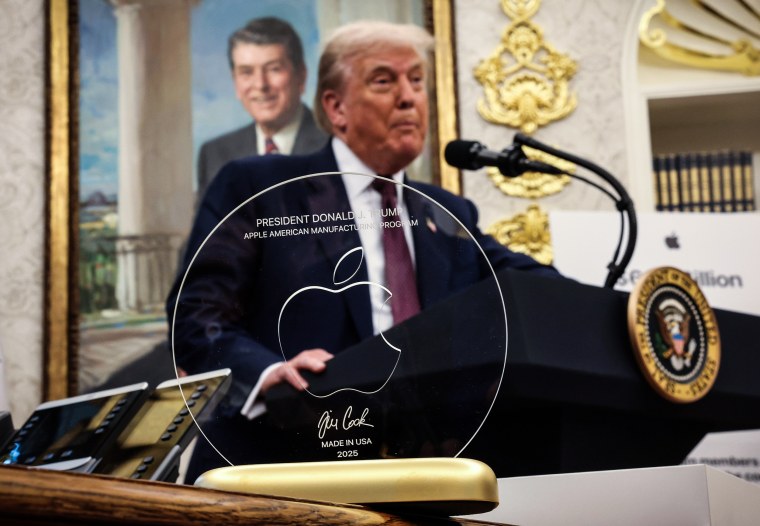 Image: President Trump makes an announcement in the oval office