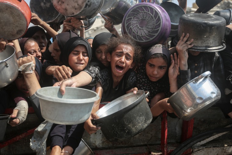 La comida fue distribuida a los palestinos que luchan hambrientos en Gaza