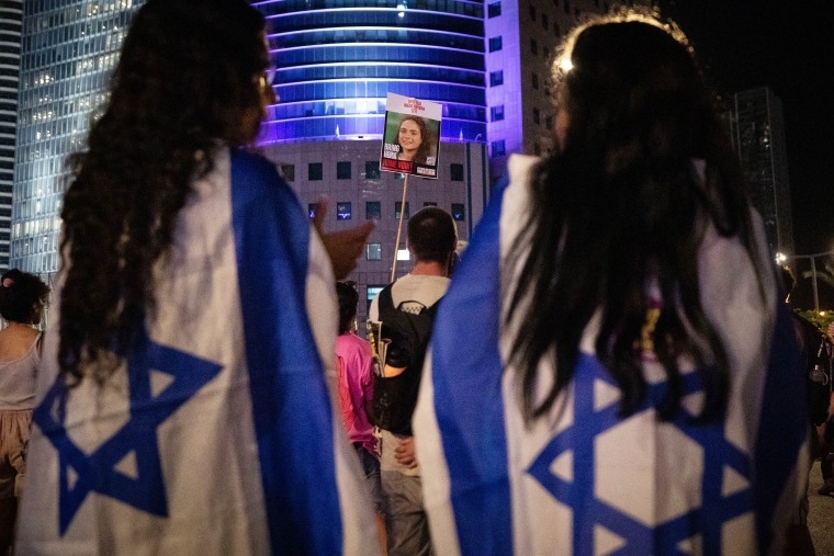 Decenas de miles de personas israelíes demostraron el domingo el acuerdo con el primer ministro Benjamin Netanyahu Hamas y exigieron un acuerdo con el primer ministro Benjamin Netanyahu Hamas para liberar al resto de los rehenes.