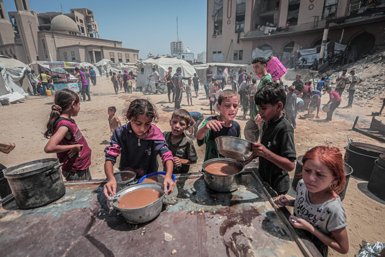 Alimentos distribuidos a los palestinos que luchan contra el hambre en Gaza