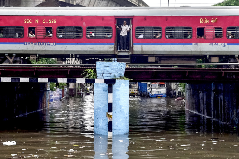 TOPSHOT-INDIA-WEATHER-MONSOON