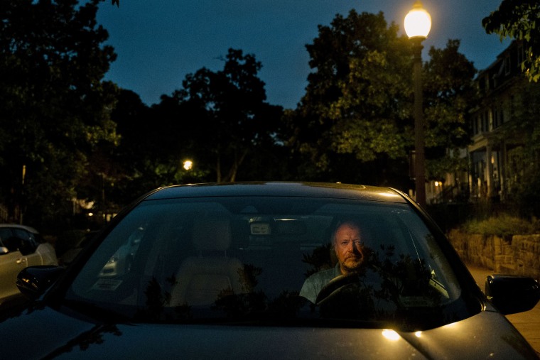 O Dr. J Michael Waller está sentado em seu carro em Washington em 18 de agosto de 2025.