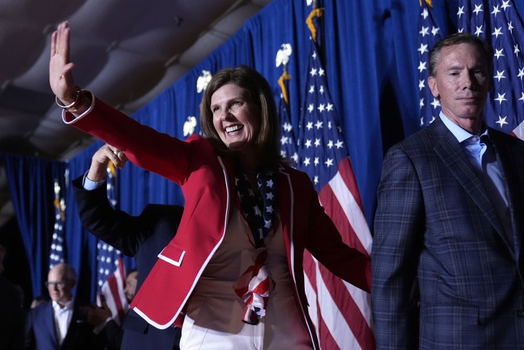 El teniente coronel de Carolina del Sur, Pamela Evett, y su esposo David caminarán desde el escenario en una fiesta de la noche primaria de elecciones celebrada en Columbia el 24 de febrero de 2024.