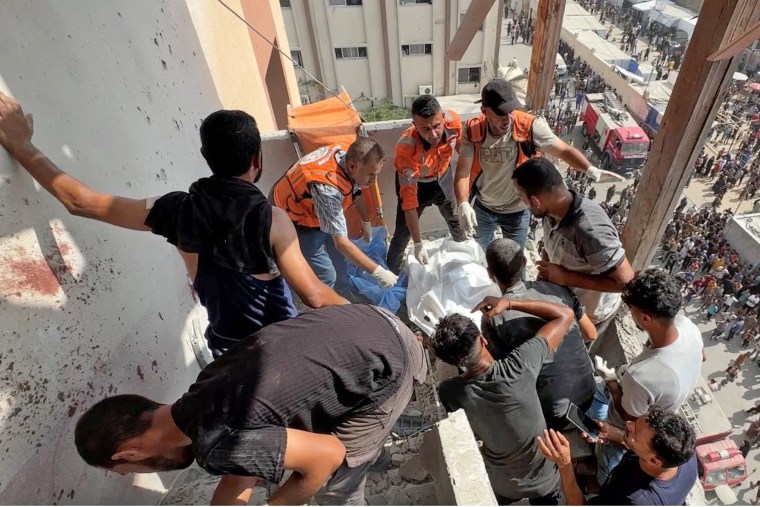 Os palestinos visitaram o local de ataques israelenses no Hospital Nass, onde a Reuters Contractor foi morta, Khan Unis