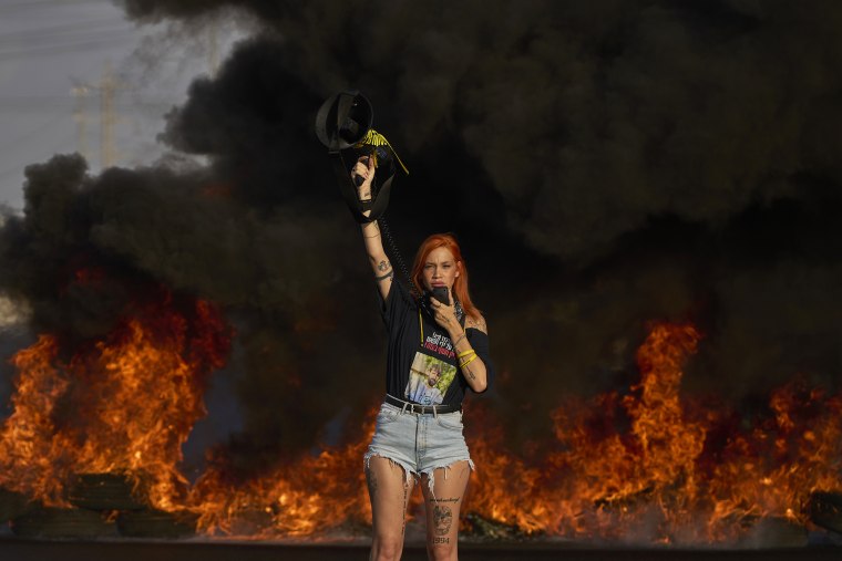 Uma ativista bloqueia uma estrada durante um protesto.