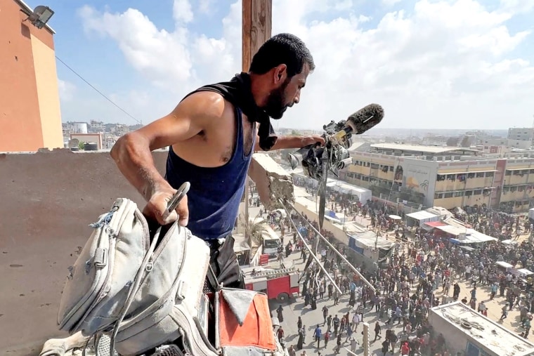 Los palestinos inspeccionan el sitio de los ataques israelíes en el Hospital Nasser, donde fue asesinado al contratista de Reuters, en Khan Younis