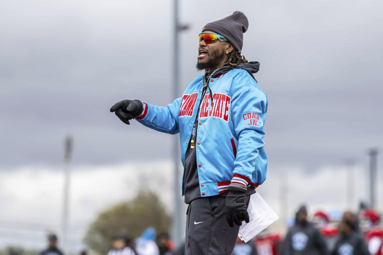 O treinador principal do Estado de Delaware, Dersian Jackson, é abril durante o jogo anual de scrammez vermelho e branco. 12, 2025 Dover, D.