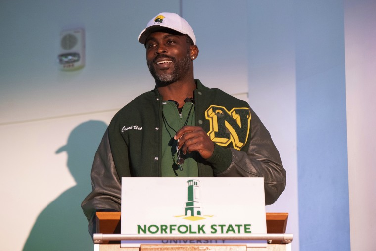 O time de futebol do estado de Michael Vick Norfolk foi apresentado como treinador do time de futebol durante uma conferência de imprensa em 23 de dezembro de 2024.