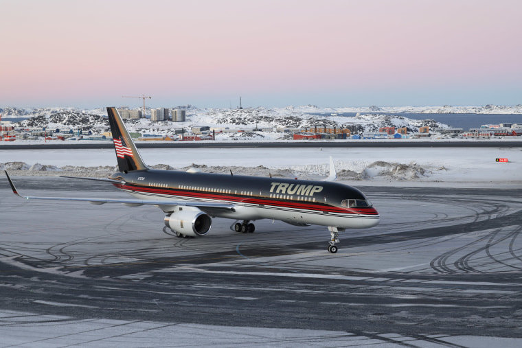 Avião de Trump em Nuuk, Groenlândia, pôr do sol rosa atrás