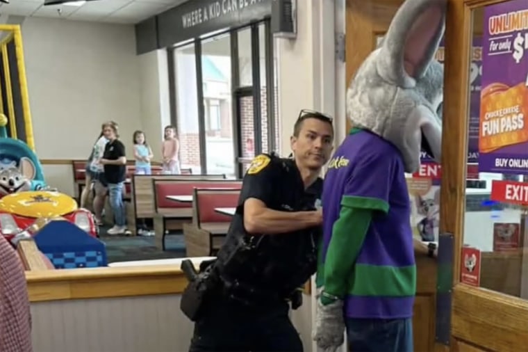 'Chuck e. Algemas e envio na Flórida para usar o cartão de crédito roubado de queijo '