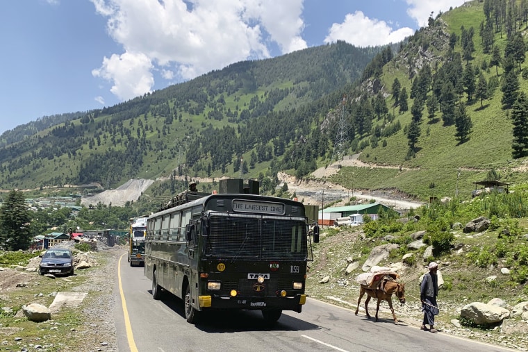 A caravana de um exército indiano na rodovia Srinagar-Ladakh, na Caxemira, controlada pela Índia, em 2021.