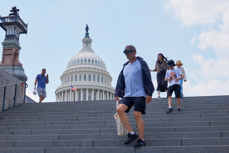 Visitantes caminan frente al Capitolio, en Washington D.C. el 22 de julio de 2025.