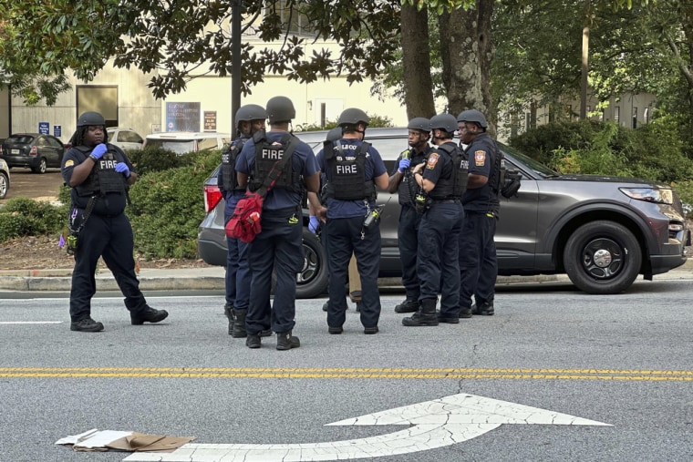 Autoridades del condado de DeKalb frente a un edificio médico de la Universidad Emory en Atlanta el 8 de agosto de 2025.