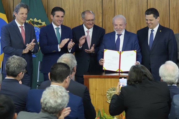 El presidente de Brasil, Luiz Inácio Lula da Silva, posa para una foto de grupo durante la firma del Plan Brasil Soberano, en Brasilia, Brasil, el 13 de agosto de 2025.