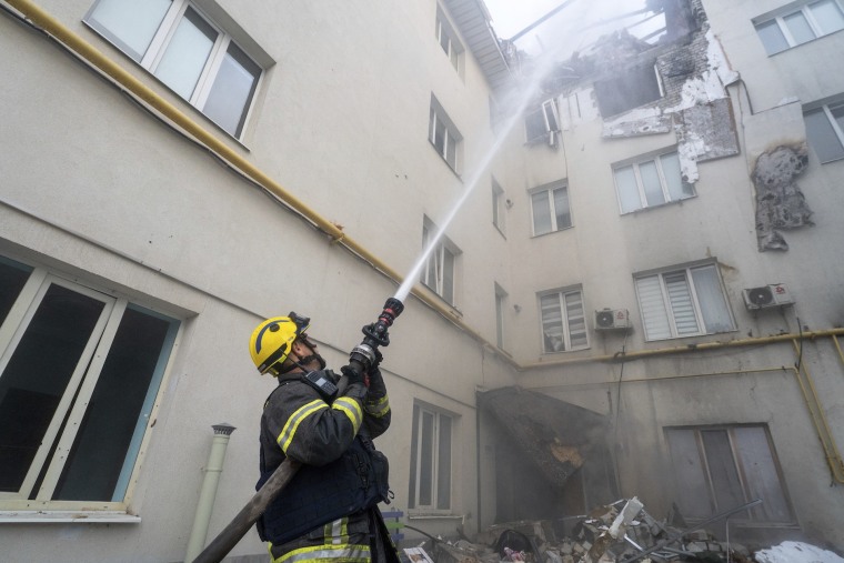 Un bombero apaga las llamas provocadas por el ataque ruso.