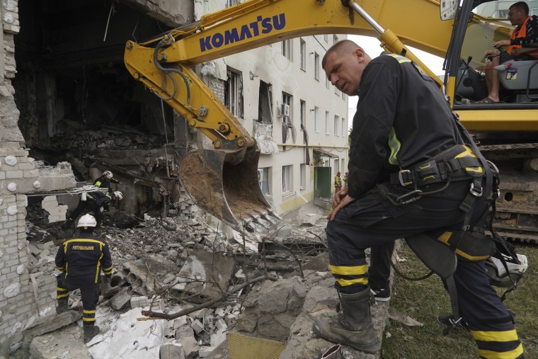 Rescatistas inspeccionan un edifico dañado por los misiles rusos en Járkov, Ucrania.