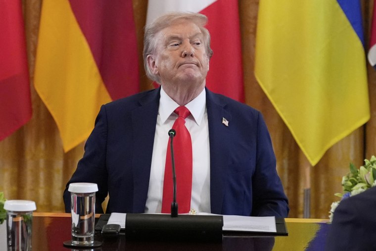 Trump participa en una reunión con Zelenskyy y líderes europeos en la Casa Blanca, el 18 de agosto de 2025.