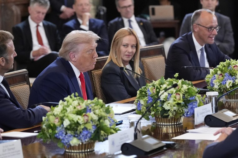 Trump habla durante el encuentro con los líderes europeos en la Casa Blanca, el 18 de agosto de 2025.