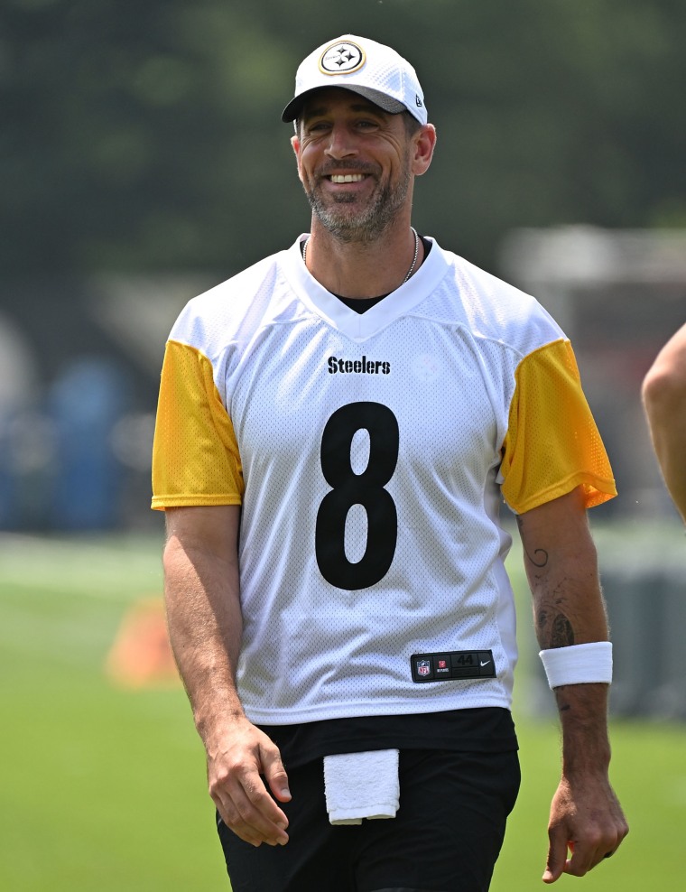 Aaron Rodgers #8 z Pittsburgh Steelers in Action podczas minikampu w kompleksie sportowym UPMC Rooney 12 czerwca 2025 r. W Pittsburghu w Pensylwanii.