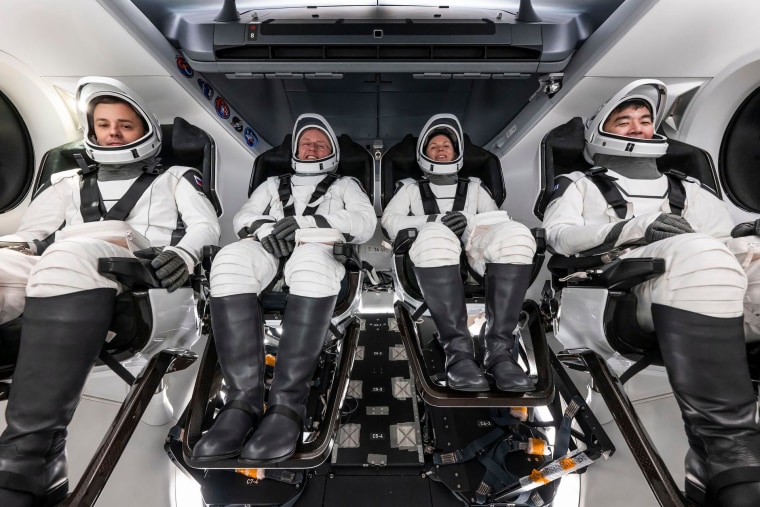 El cosmonauta de Roscosmos Oleg Platonovlos, los astronautas de la NASA Michael Fincke y Zena Cardman, y el astronauta de la JAXA Kimiya Yui.