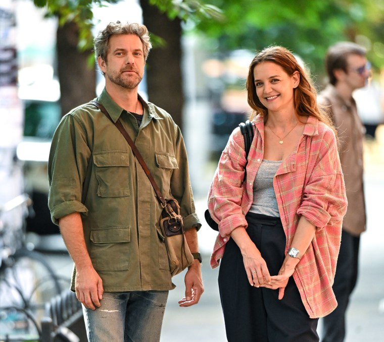 Joshua Jackson e Katie Holmes são vistos no set de 