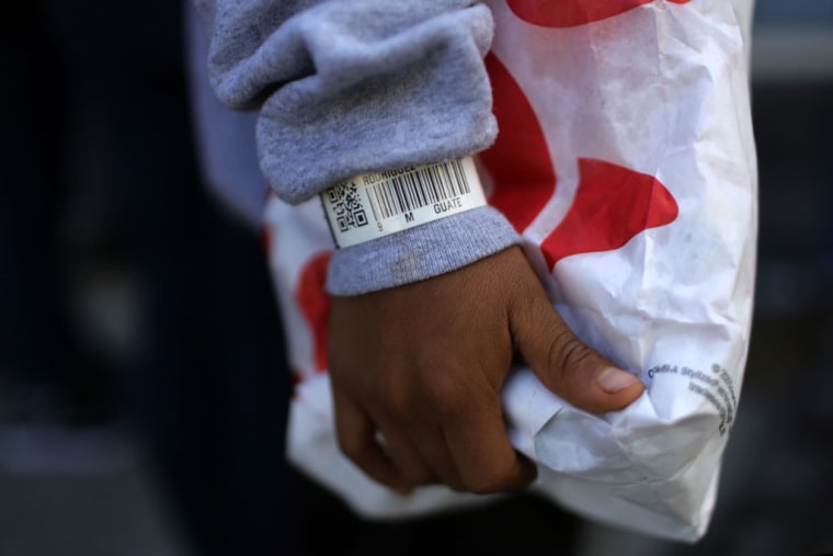 Un menor regresa en un vuelo de deportados desde El Paso, Texas, a la ciudad de Guatemala, Guatemala, el 3 de enero de 2024.
