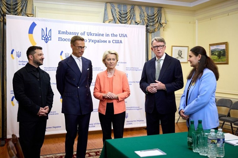 Zelenskyy se reúne con el presidente finlandés, Alexander Stubb, y la presidenta de la Comisión Europea, Ursula von der Leyen, en Washington D.C., el 18 de agosto de 2025.