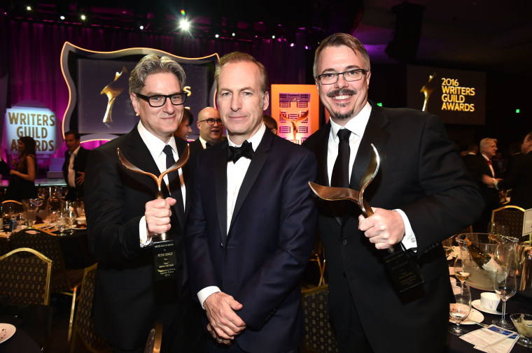 Bob Odenkirk posa com os escritores Peter Gould (L) e Vince Gilligan (R), os vencedores do Episodic Drama Award de 'Better Call Saul', durante a Guild of Writers Guild de 2016, na Plaza Del, Hyatt Regulce, em 13 de fevereiro de 2016 em Los Angeles, Califórnia.. 