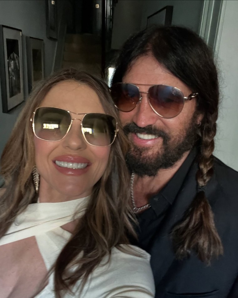 Elizabeth Hurley divide o apelido de Beau Billy Ray Cyrus ao lado de novas fotos
