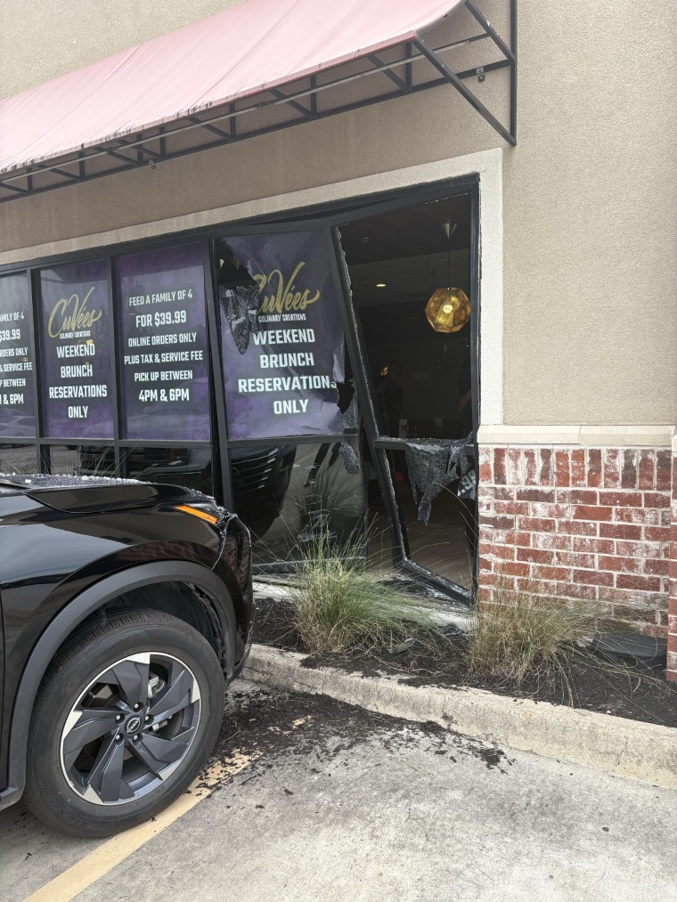 O carro colide com influenciadores alimentares enquanto estão comendo em vídeo no restaurante