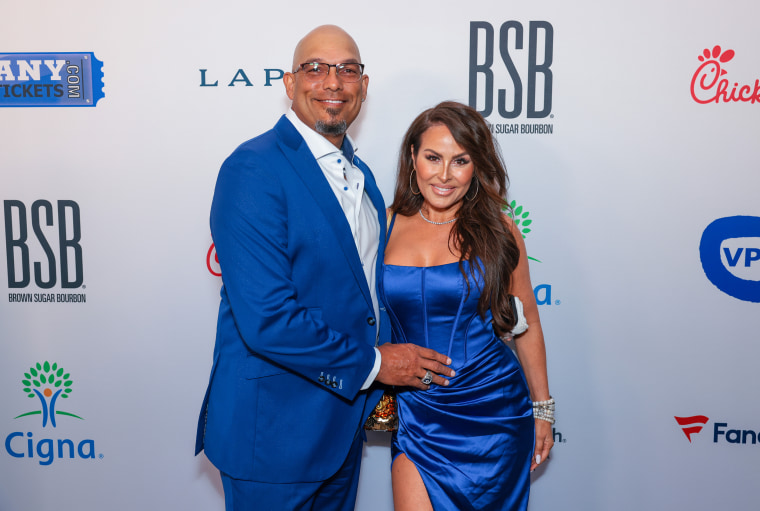 David Justice e Rebecca Justice chegam à 22ª Gala Anual da Harold e Carole Pump Foundation no Beverly Hilton em 19 de agosto de 2022 em Beverly Hills, Califórnia.