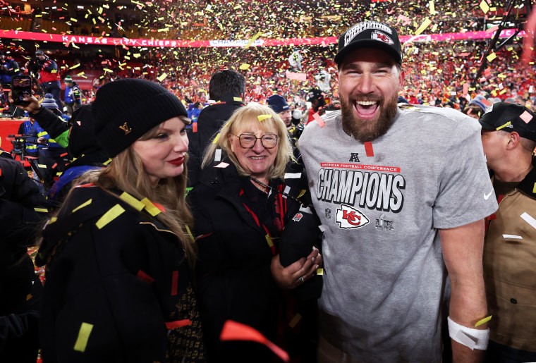 Travis Kelce #87, do Kansas City Chiefs, comemora com Taylor Swift e a mãe Donna Kelce depois que o Chiefs derrotou o Buffalo Bills 32-29 para vencer o jogo do campeonato da AFC no Geha Field no Arrowhead Stadium em 26 de janeiro de 2025 em Kansas City, Missouri. 