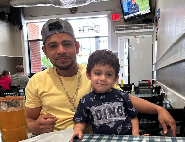 Fredy Hernández Cedillos junto con su hijo.