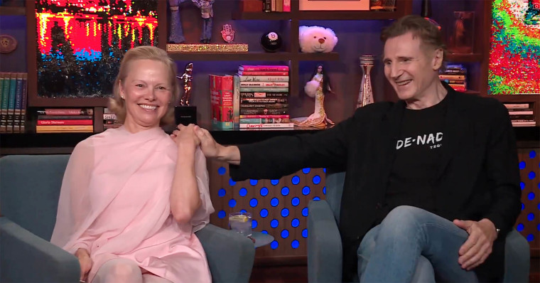 Pamela Anderson y Liam Neeson