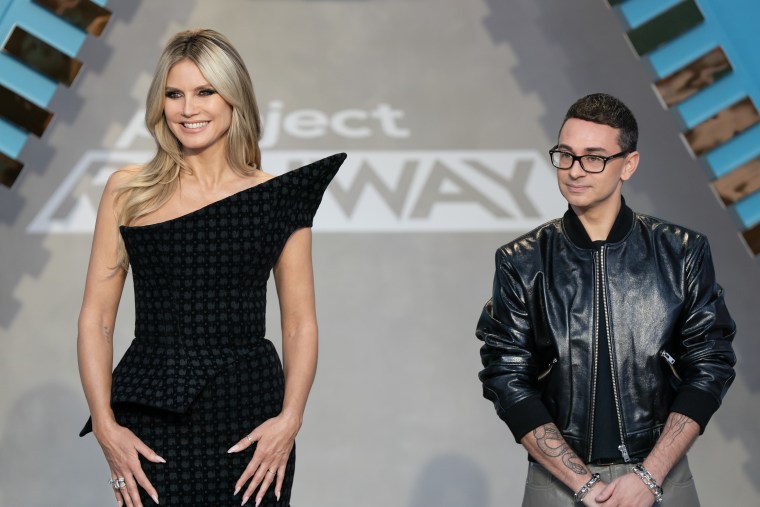 Heidi Klum wraca, aby hostować "Project Runway." Dwunastu nadziei nowych projektantów jest podzielonych na dwa konkurujące domy mody i musi stworzyć wygląd inspirowany księżniczkami i złoczyńcami Disneya.