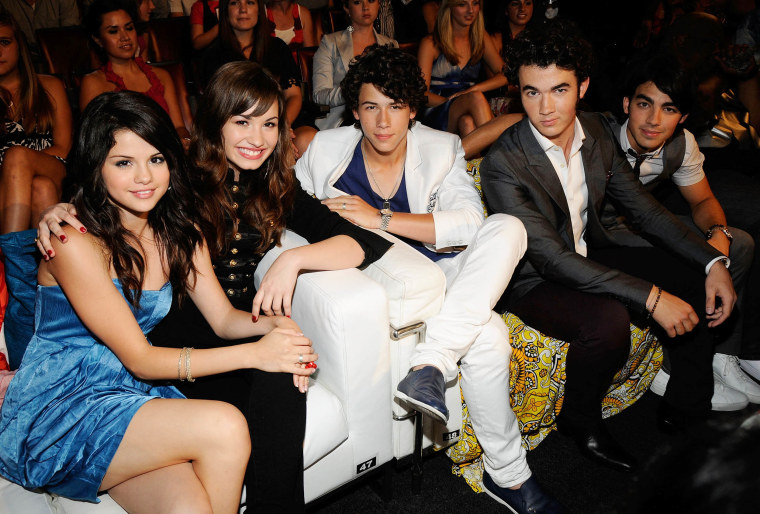 Selena Gomez, Demi Lovato e os irmãos Jonas