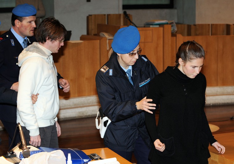 Amanda Knox (R) e Raffaele Sollecito (L) são levados a seus sets enquanto participam do julgamento de assassinato de Meredith Kercher pelos argumentos finais.